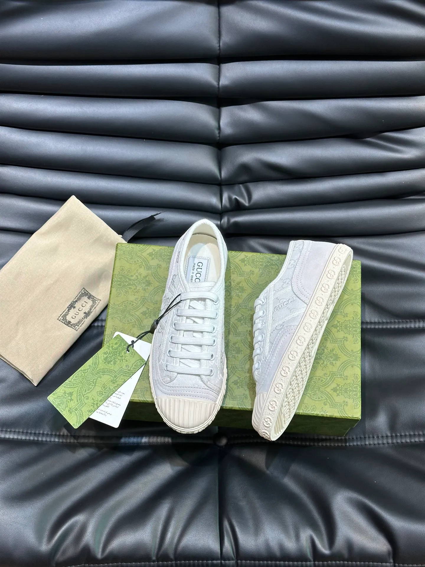 Men's shoes 💰p380 "GUCC*" Couple style 👫 lace-up canvas sneakers, crafted from light blue GG denim fabric, showing uniqueness. Classic details such as the GG printed embossed outsole, interlocking G and "Gucci" embroidery add to the glamorous style. Privately-made T men's shoes 💰pU original outsole, with exquisite details, impeccable fit, and a flat toe that has a retro feel! Customized canvas, classic double G logo, and the spring and summer color combinations are also very interesting! Size: Female 35-39. Male 38-44